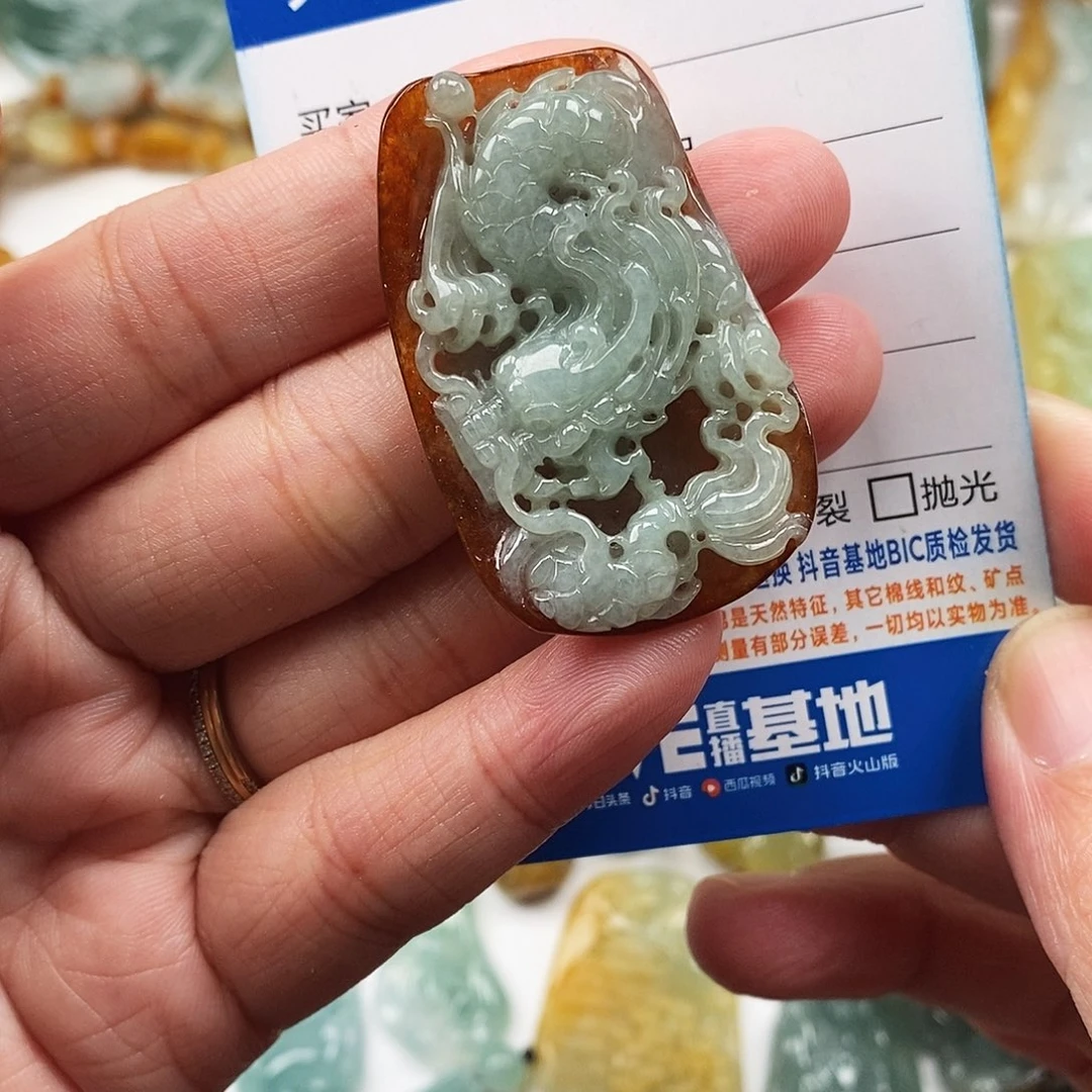 翡翠未镶嵌颈饰龙