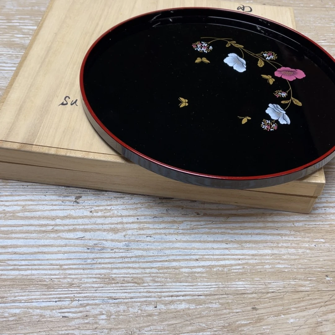 瓷片旧*堂密密麻麻地排列着一个大