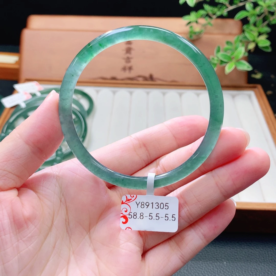 翡翠未镶嵌手镯（圆镯）