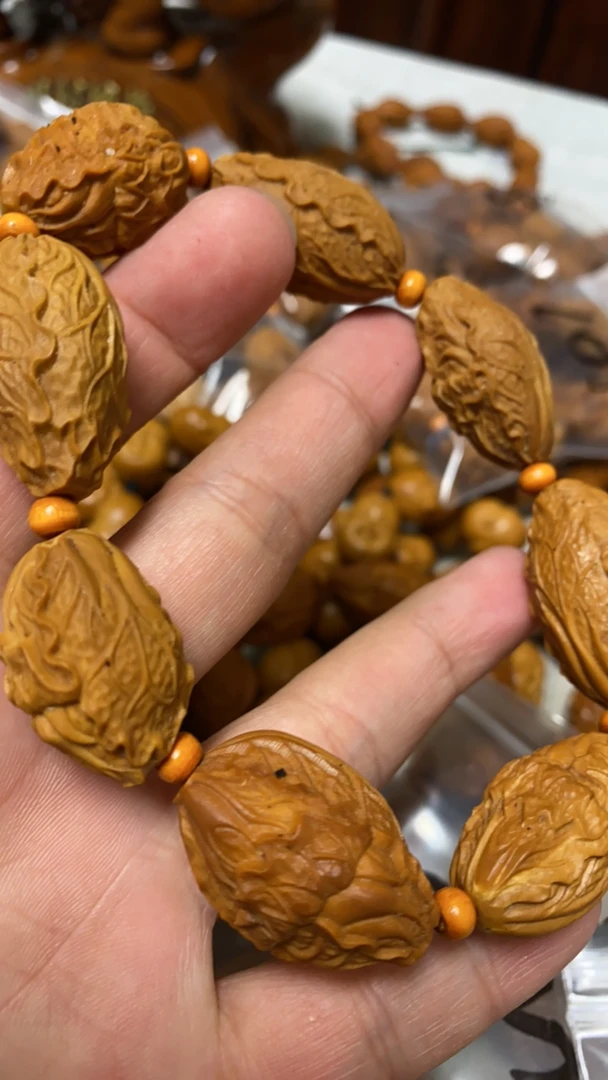 橄榄核雕 微瑕白菜