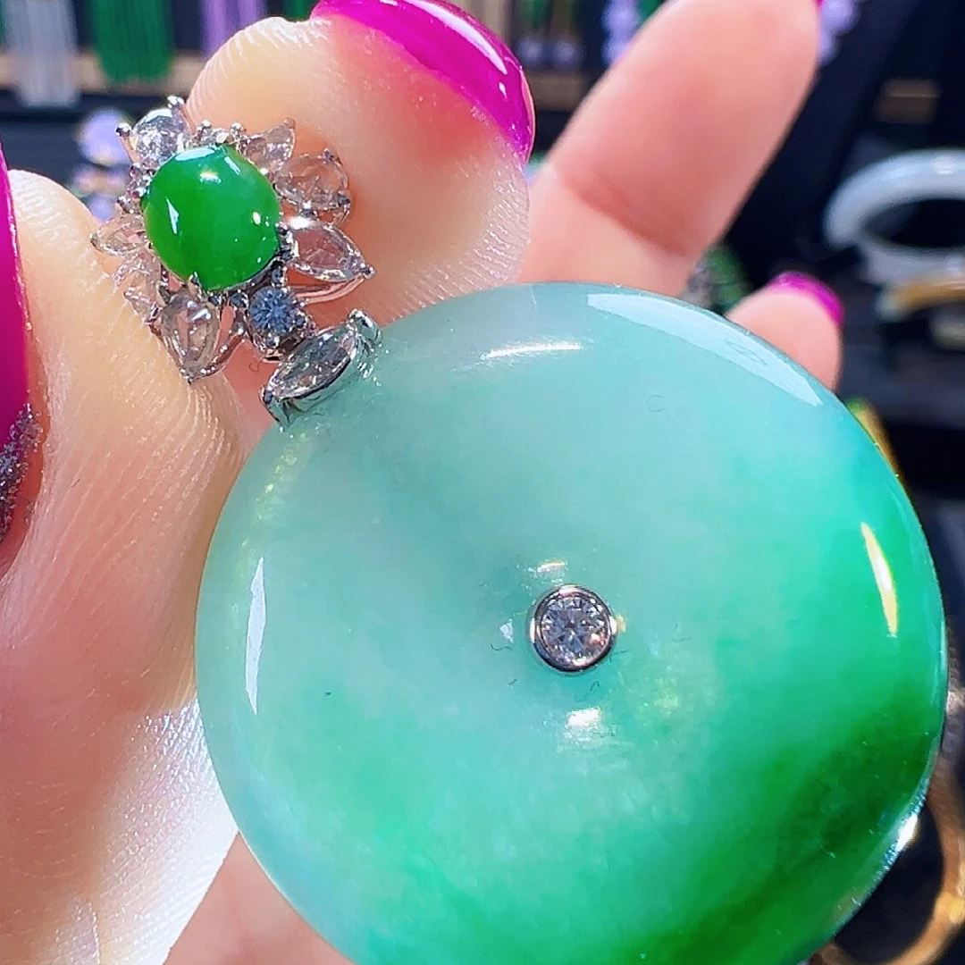 翡翠18K金镶嵌颈饰签收后24小时鉴赏期