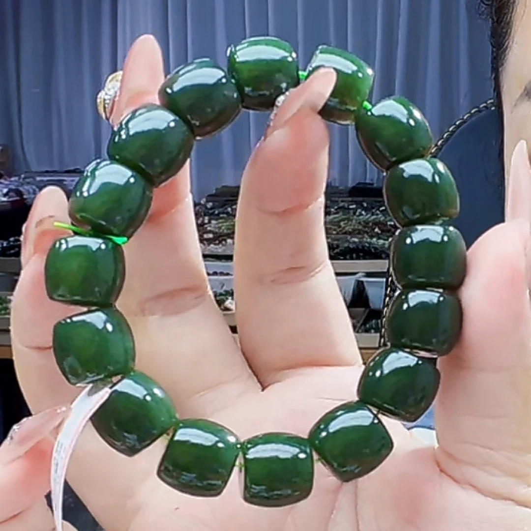 纯天然和田玉俄夹层牛油果绿14
