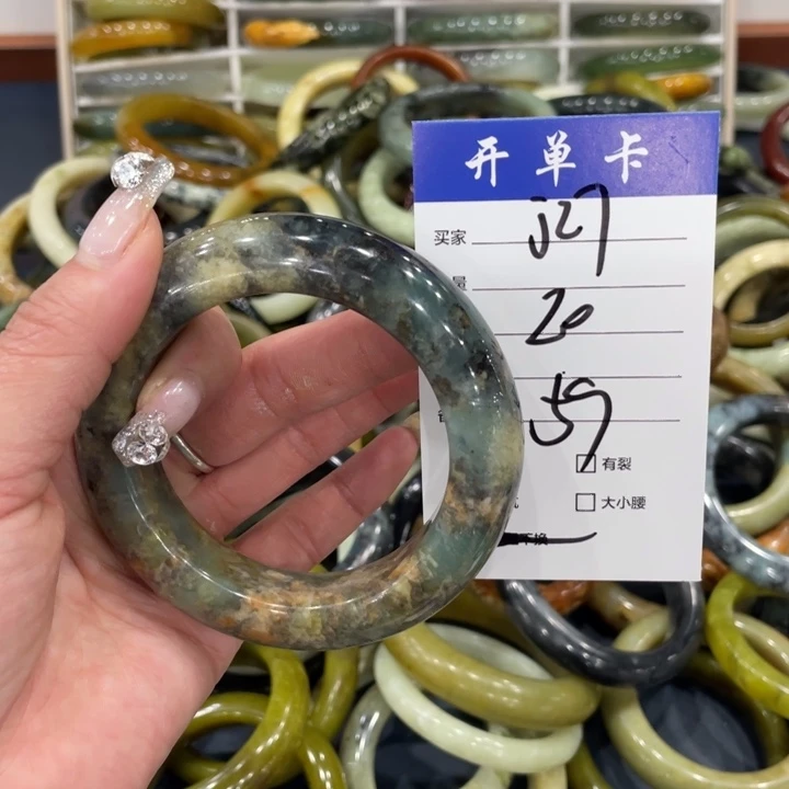 蛇纹石玉未镶嵌手镯