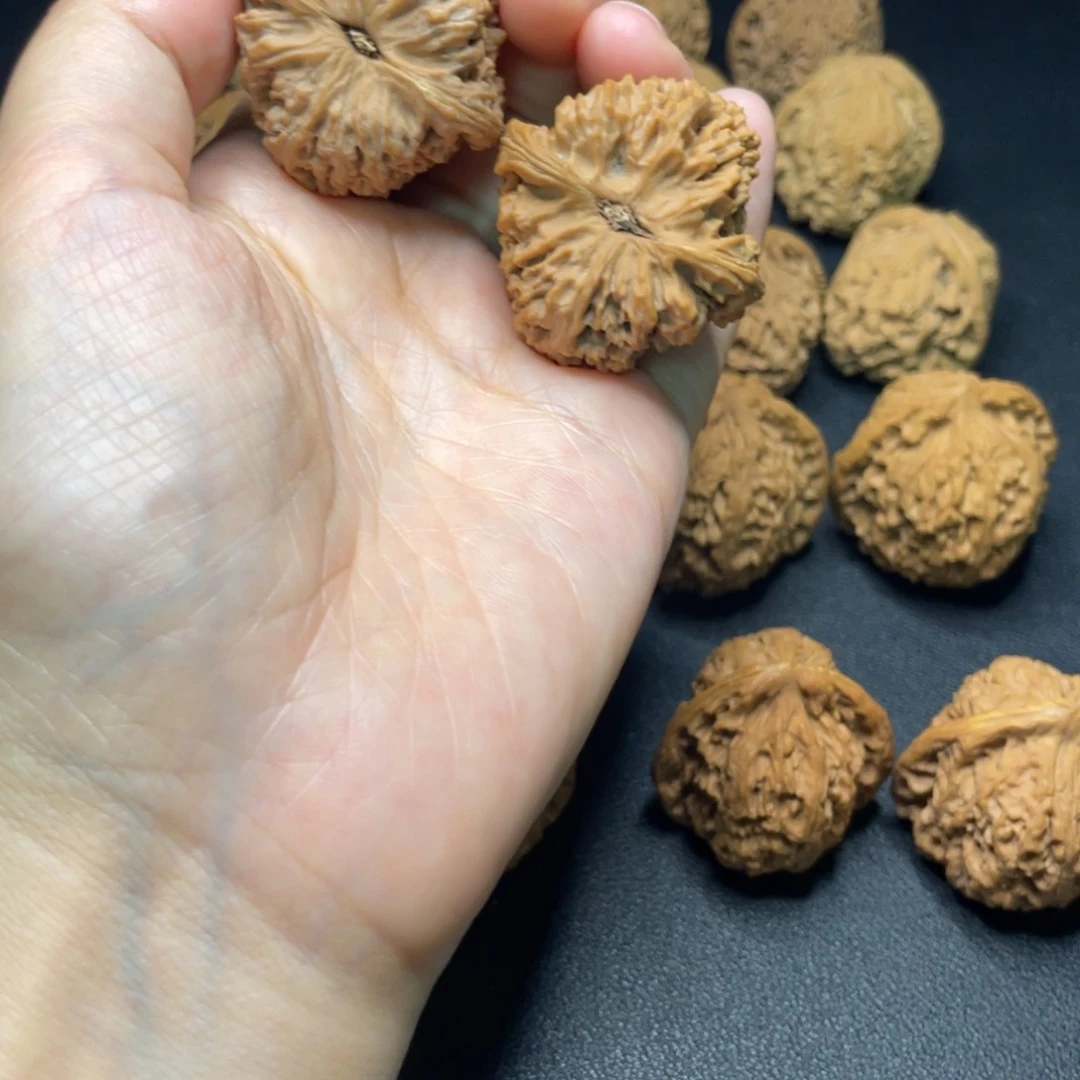 为***”文玩核桃吊坠南疆石