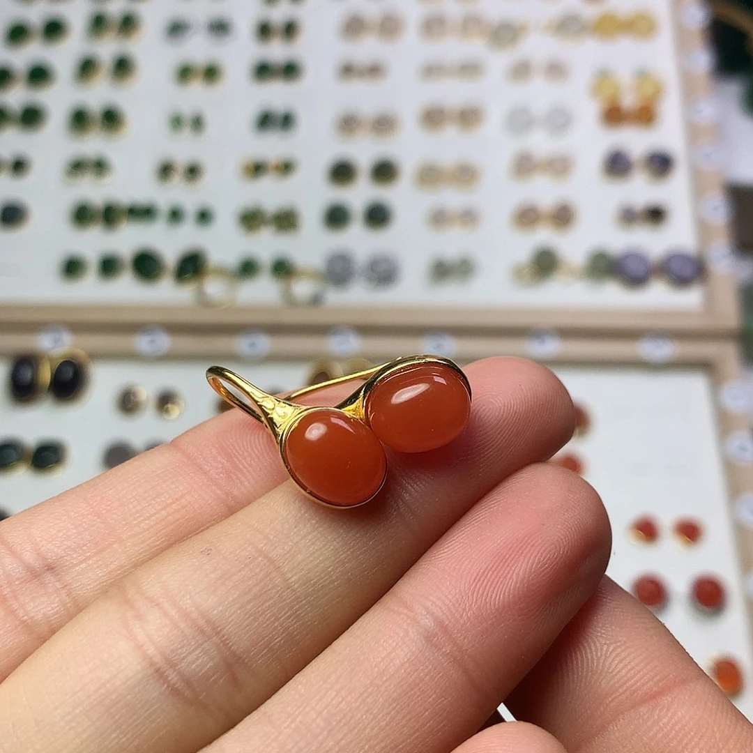 银S925镀金镶嵌南红玛瑙耳饰桑****?