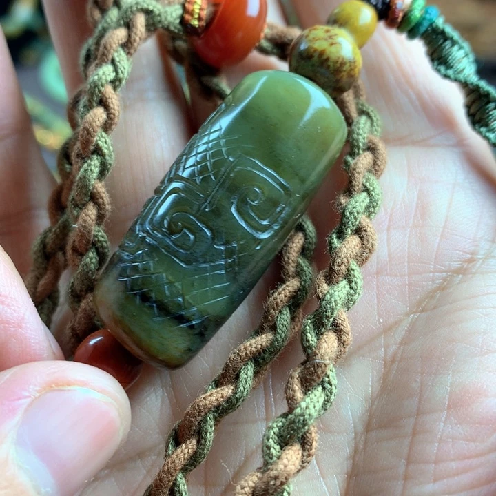 吊坠(赠链)未镶嵌岫岩河磨玉（透闪石质玉）花*错