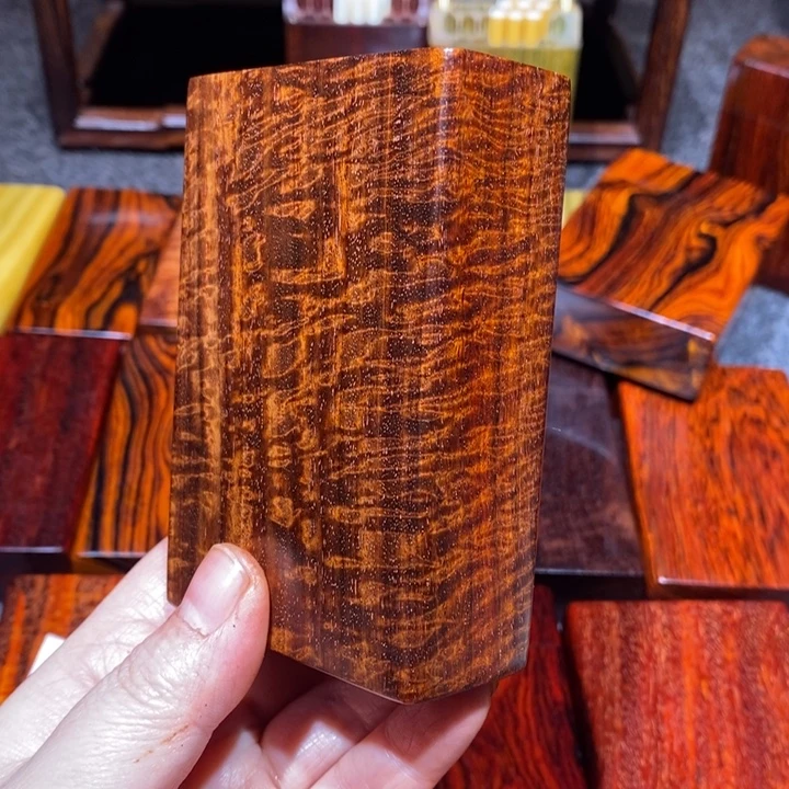 郑***人染料紫檀（血檀）粗烟盒