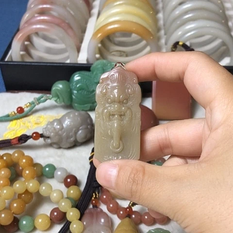 颈饰未镶嵌石英质玉