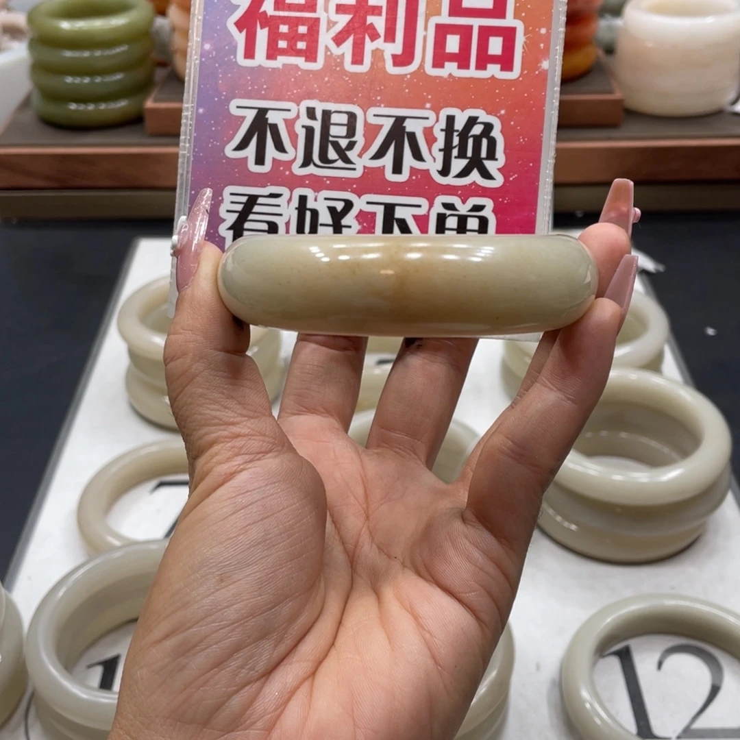 煊***煊未镶嵌手镯石英质玉