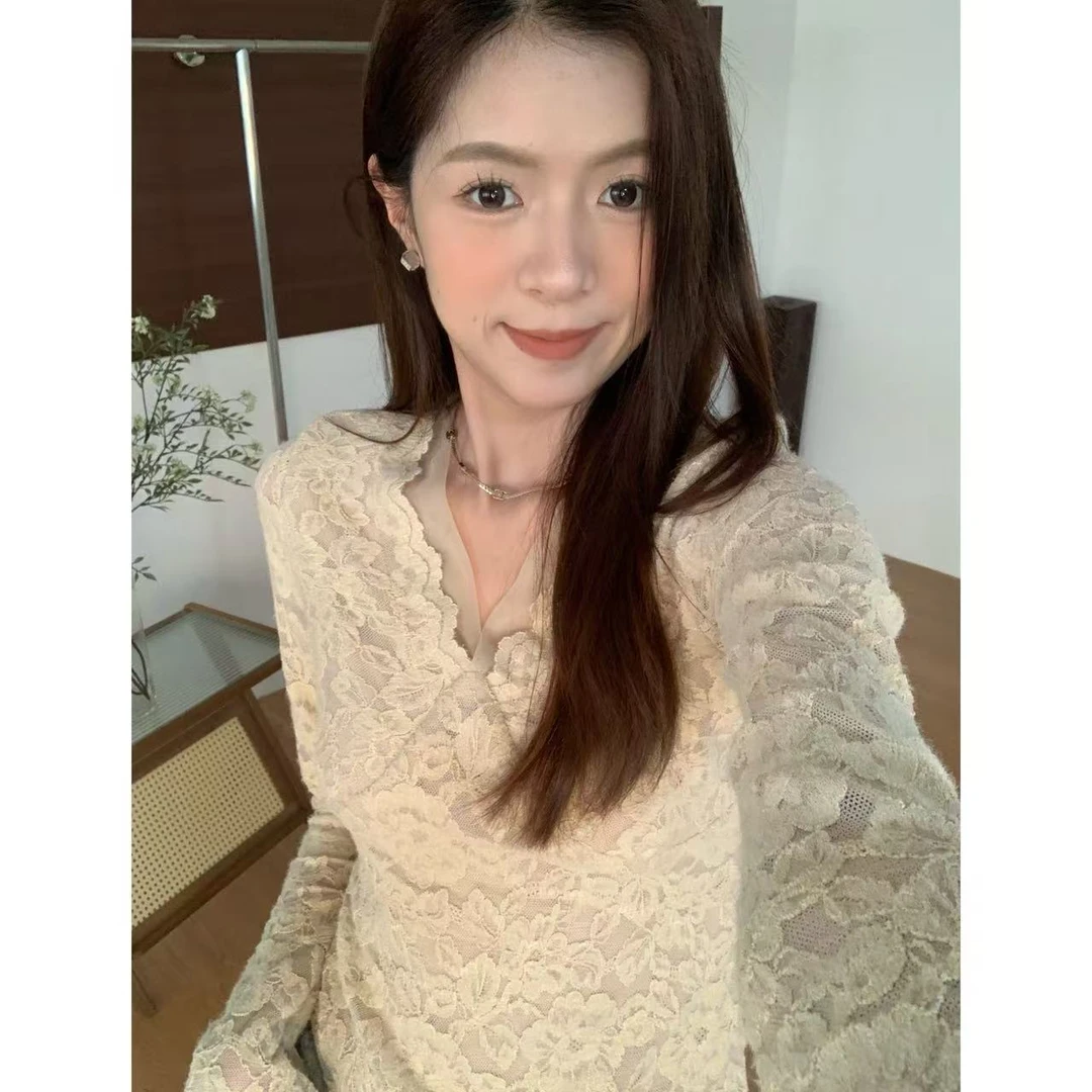 【迷人精】加长加绒纯欲气质V领蕾丝修身打底长袖显瘦上衣 25410