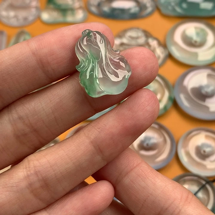 翡翠未镶嵌颈饰….