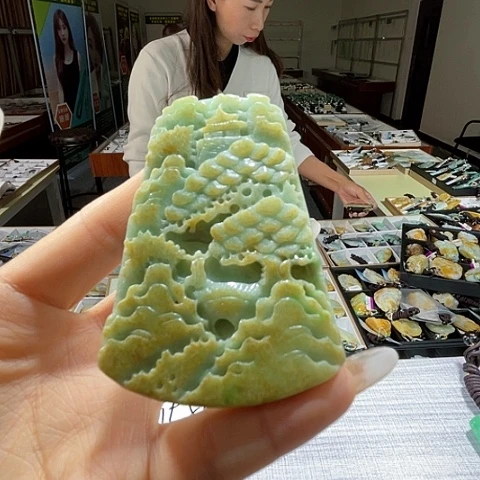 翡翠未镶嵌颈饰一个