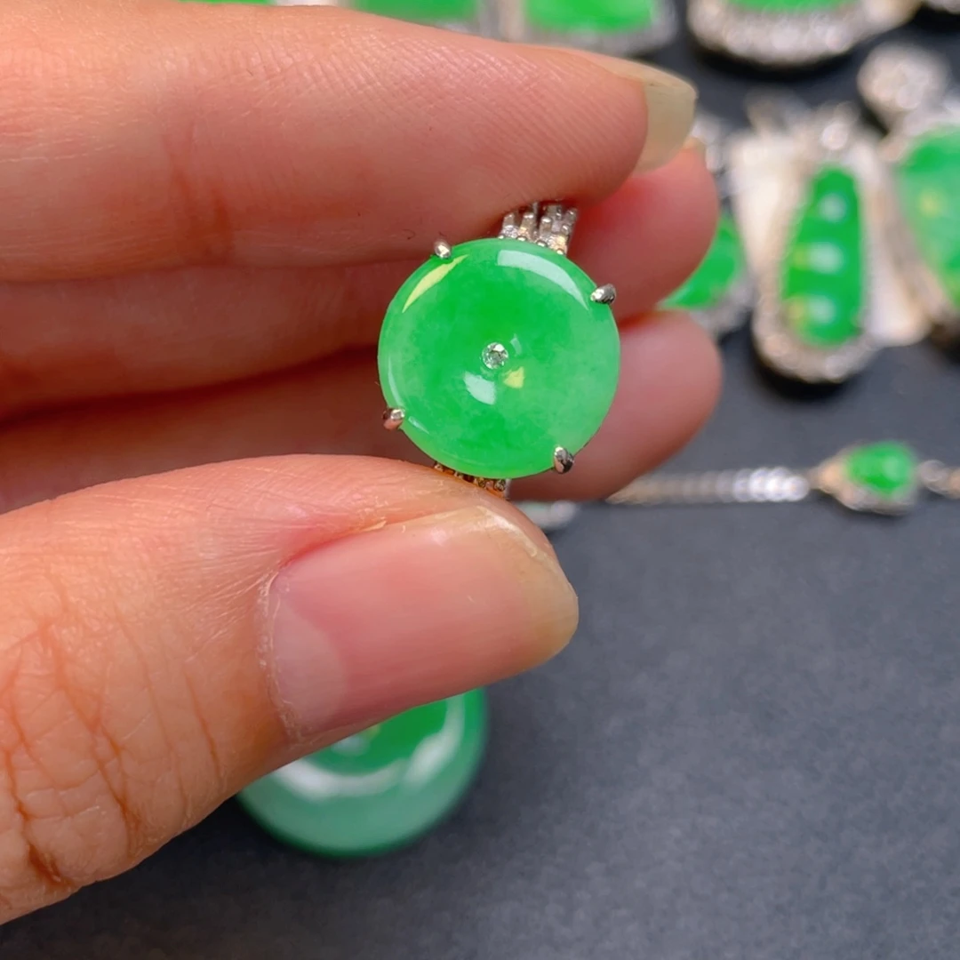 颈饰银S925镶嵌翡翠戒指