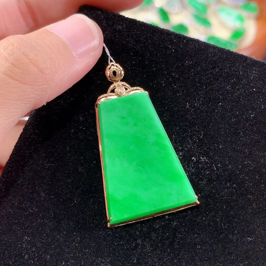 翡翠18K金镶嵌颈饰