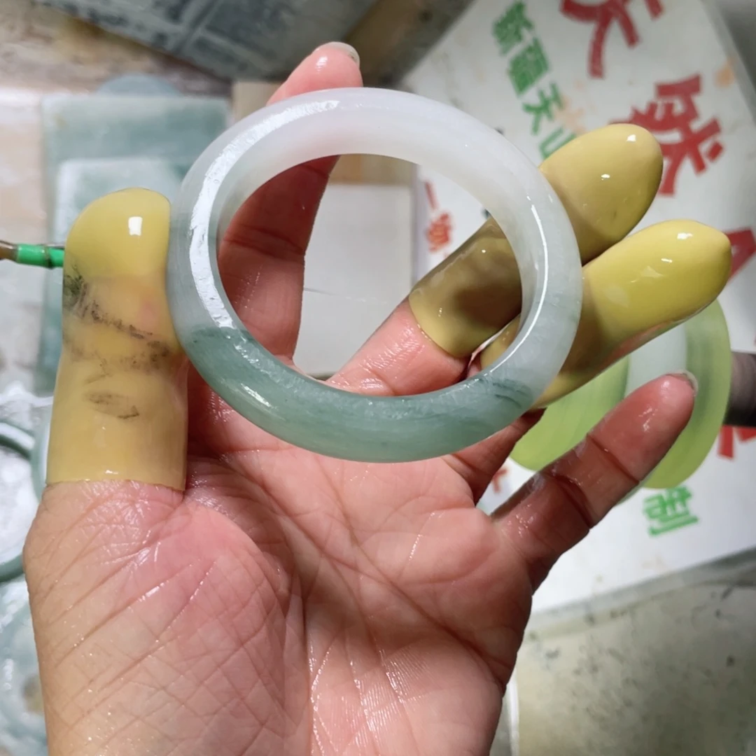 俏***人石英质玉（天山翠）未镶嵌手镯定制