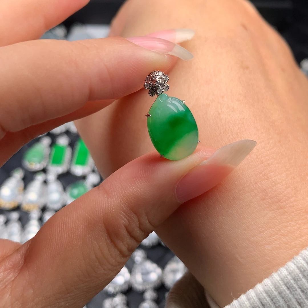 颈饰18K金镶嵌翡翠飘绿瓜瓜