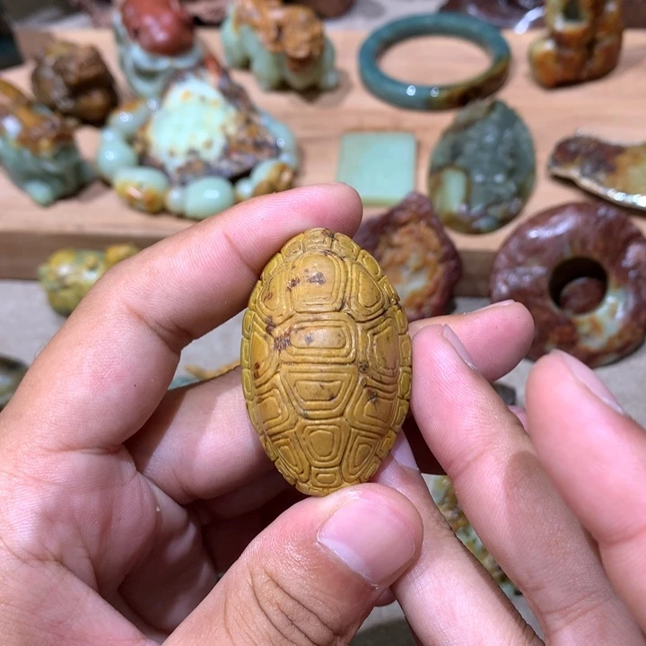 未镶嵌岫岩河磨玉（透闪石质玉）挂件