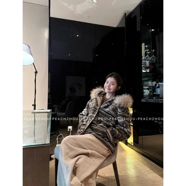 『PEACHZHOU』可拆卸貉子毛领费尔岛民族风空气绒宽松连帽外套