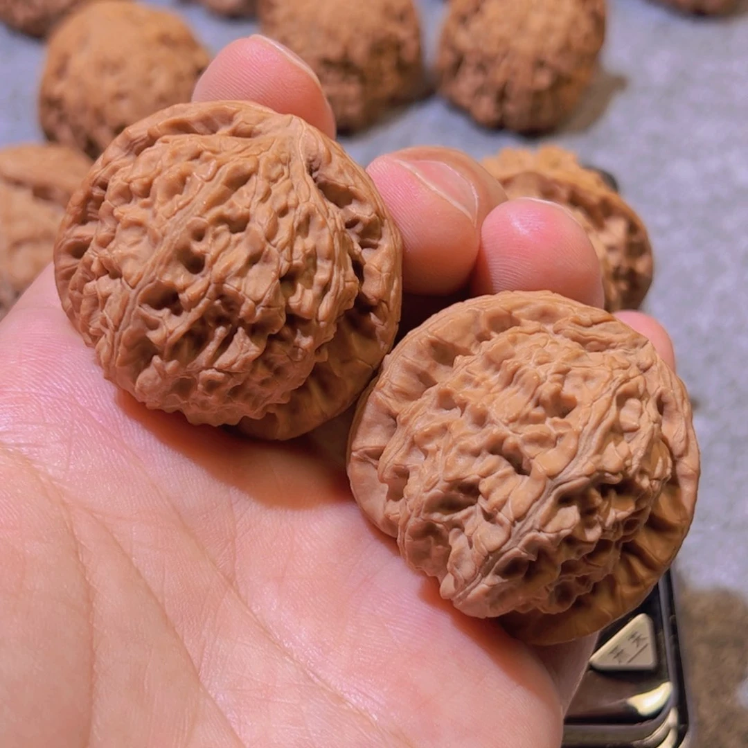 混***沌桃核把件40白狮子核桃