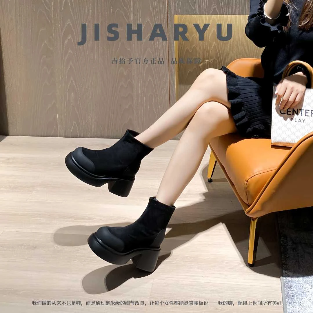 加肥加宽大码女靴绒面拼接休闲秋冬厚底弹力绒靴短靴时尚网红