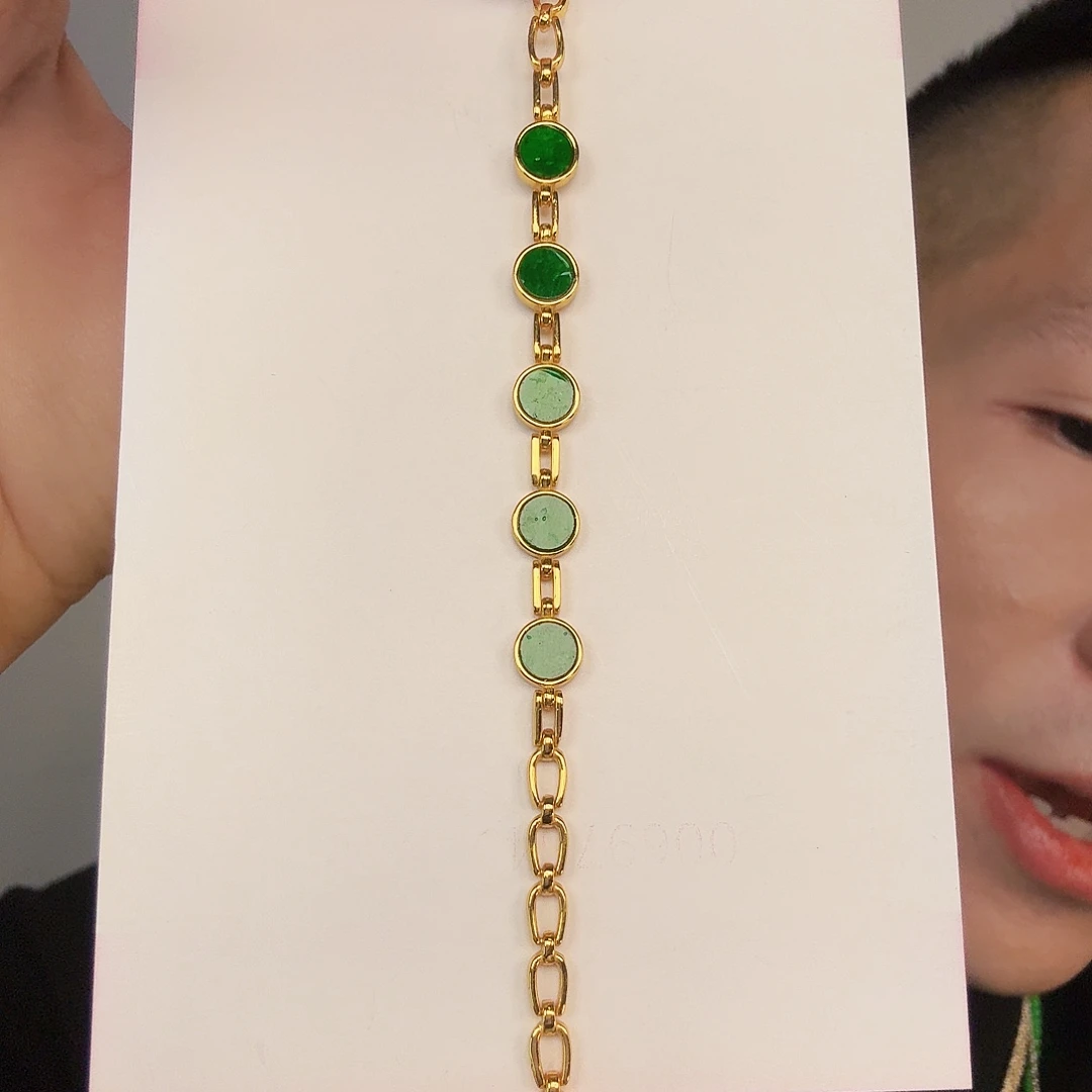 翡翠未镶嵌颈饰一件