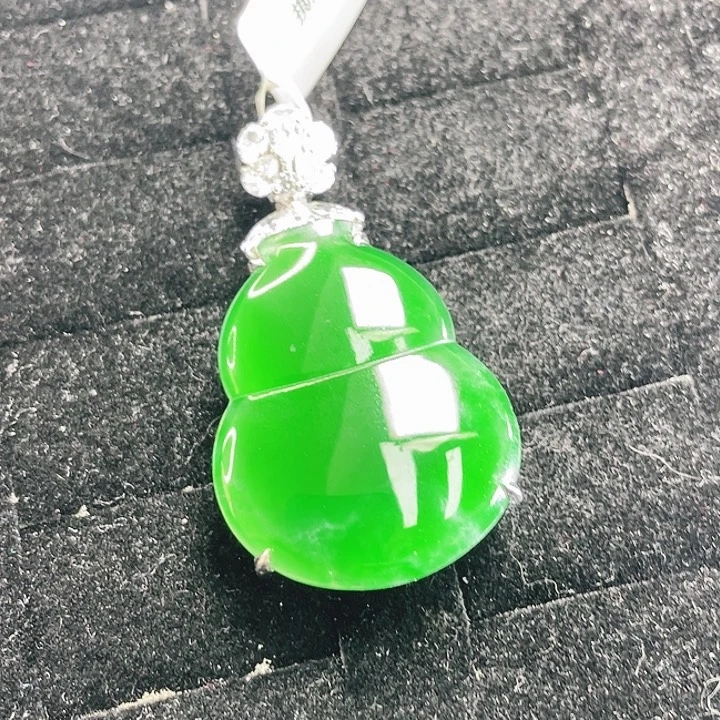 丽***卡翡翠未镶嵌颈饰68