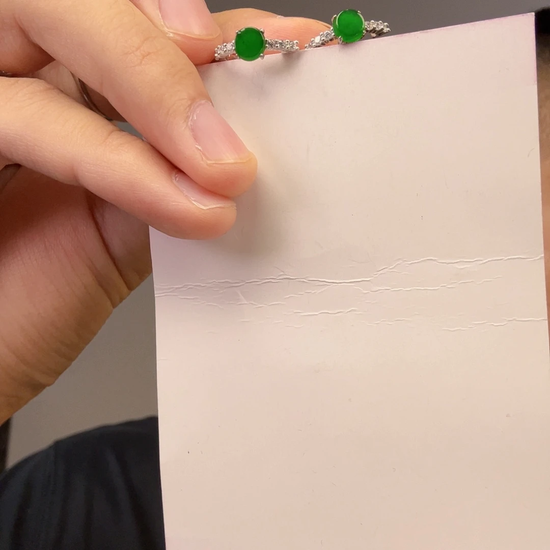 翡翠未镶嵌颈饰一对