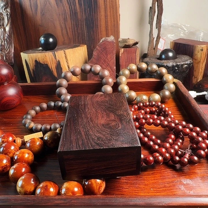 木腊****寒红酸枝烟盒一个