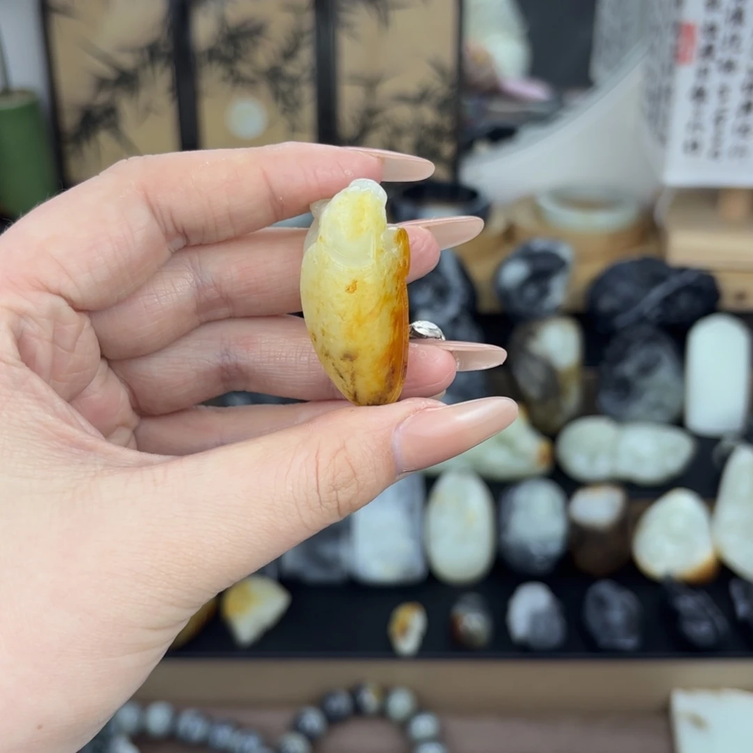 翼***安和田玉未镶嵌颈饰