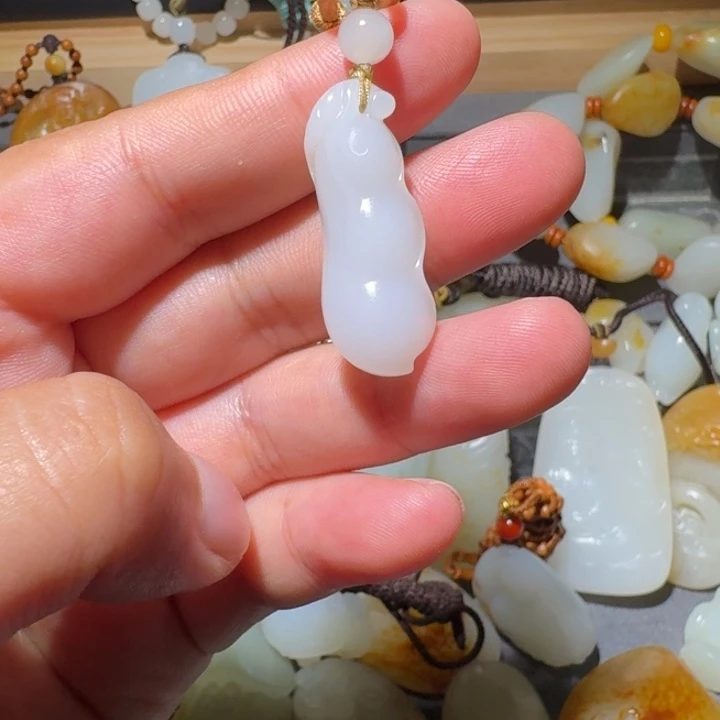 颈饰未镶嵌和田玉（糖玉）