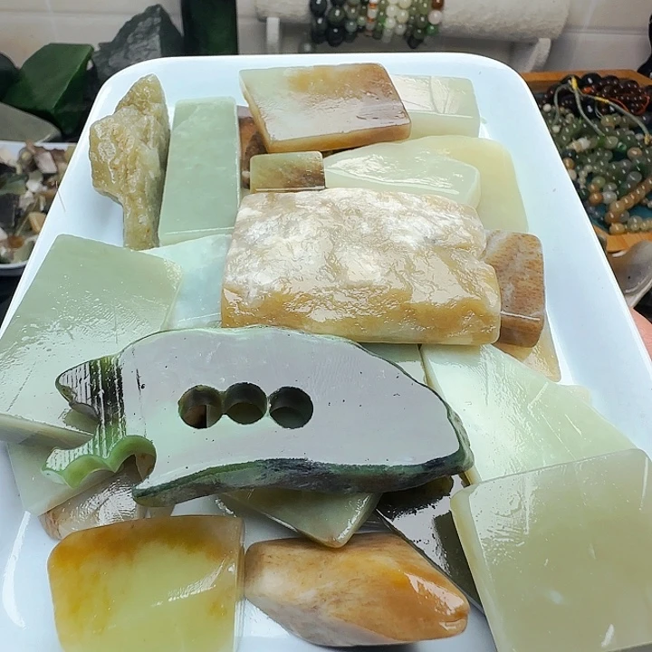 胡***子和田玉（糖玉）未镶嵌珠宝半成品