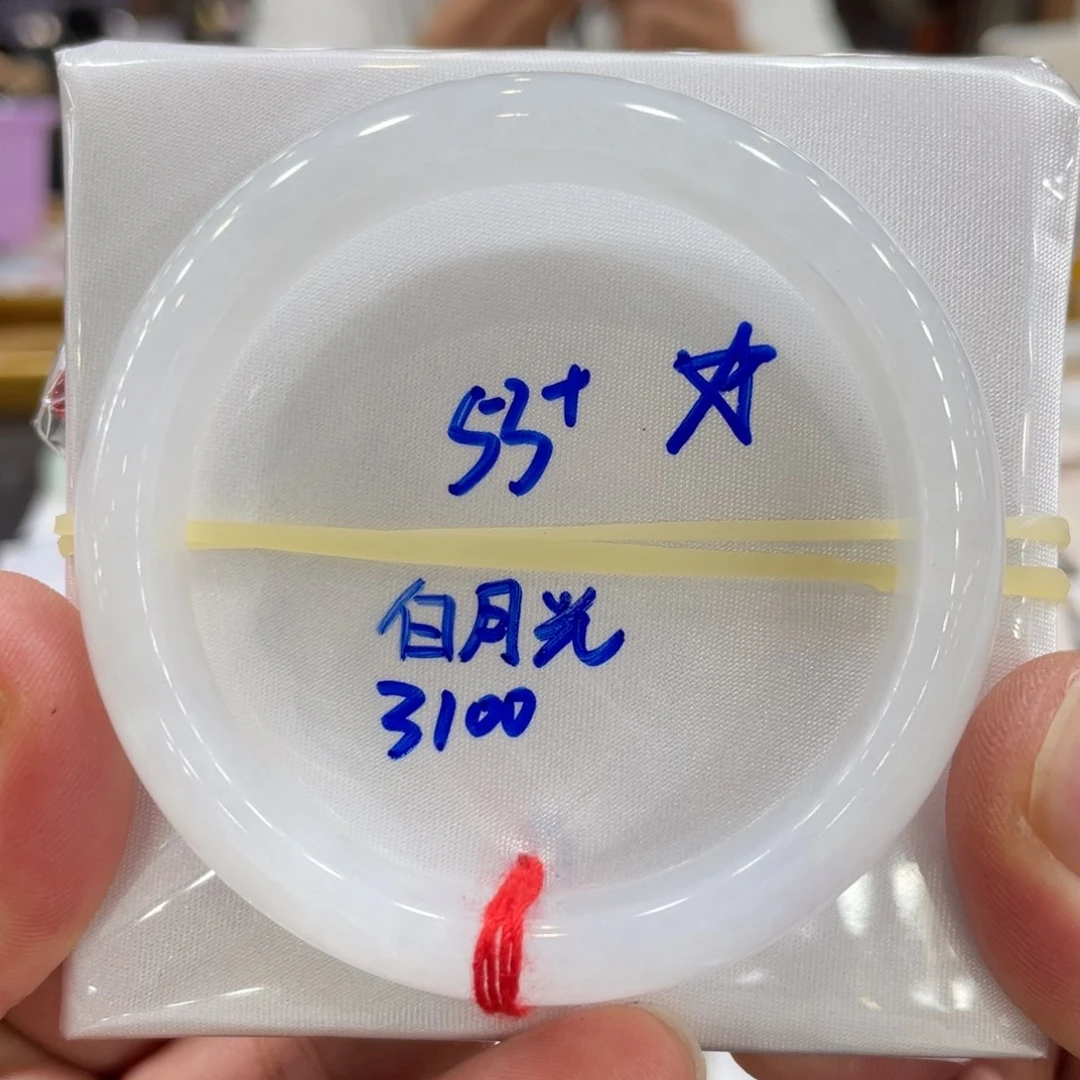 翡翠手镯未镶嵌翡翠