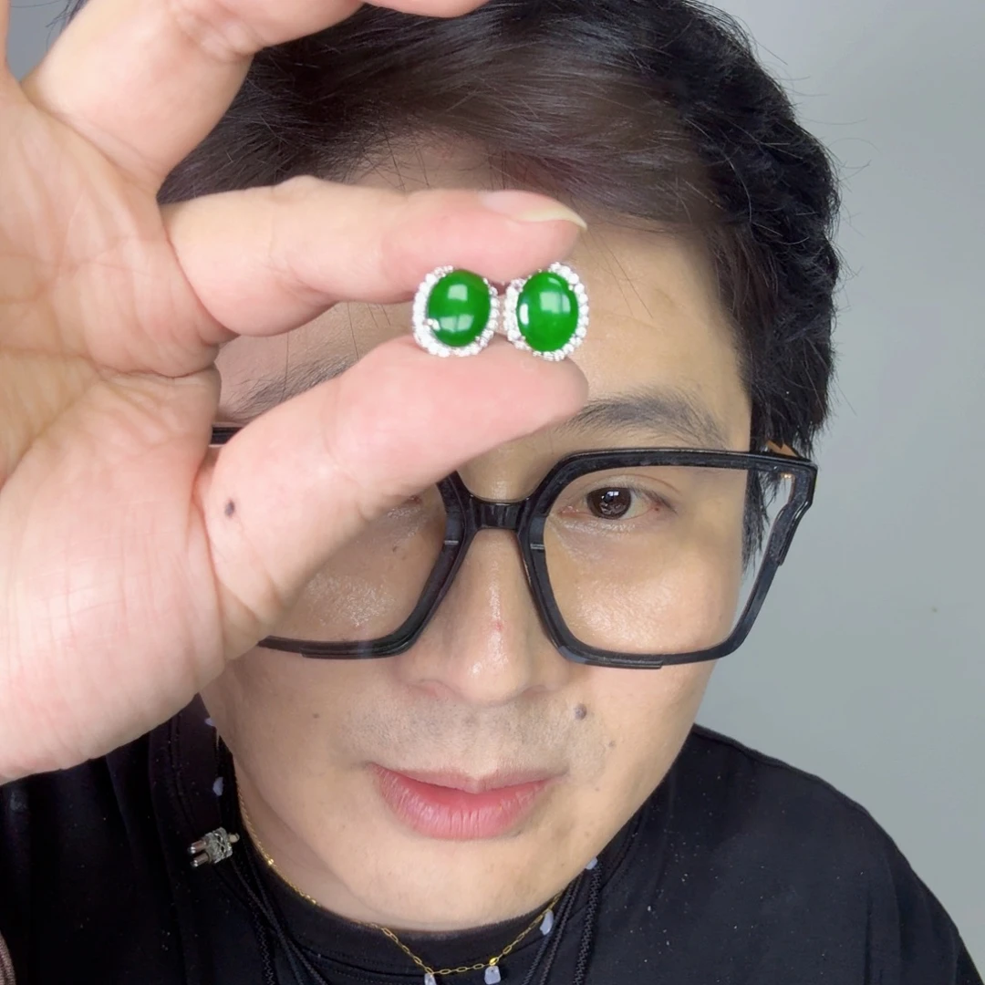 翡翠未镶嵌颈饰一对