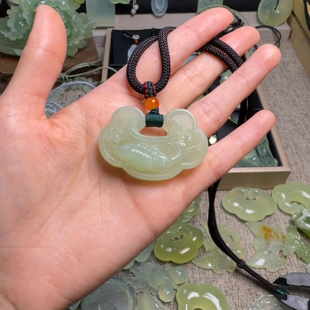 蛇纹石玉颈饰未镶嵌