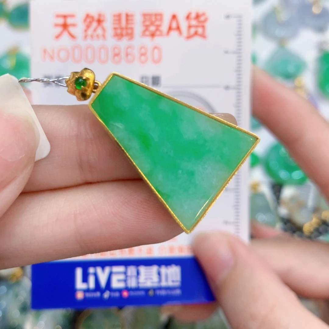 颈饰18K金镶嵌翡翠无事牌