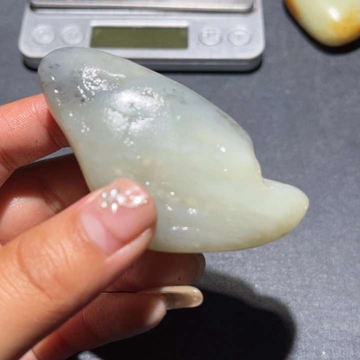 和田玉未镶嵌把件