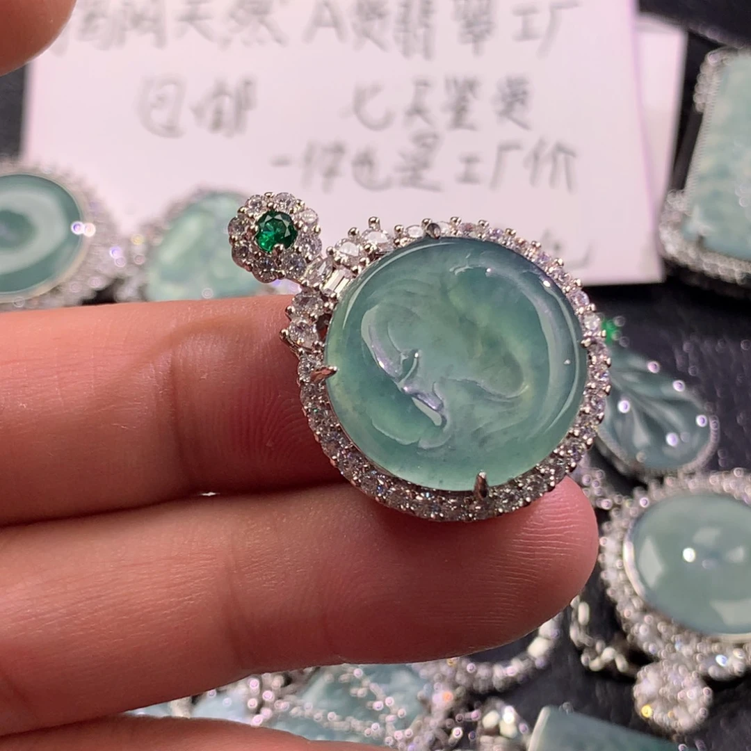 翡翠未镶嵌颈饰与你相伴