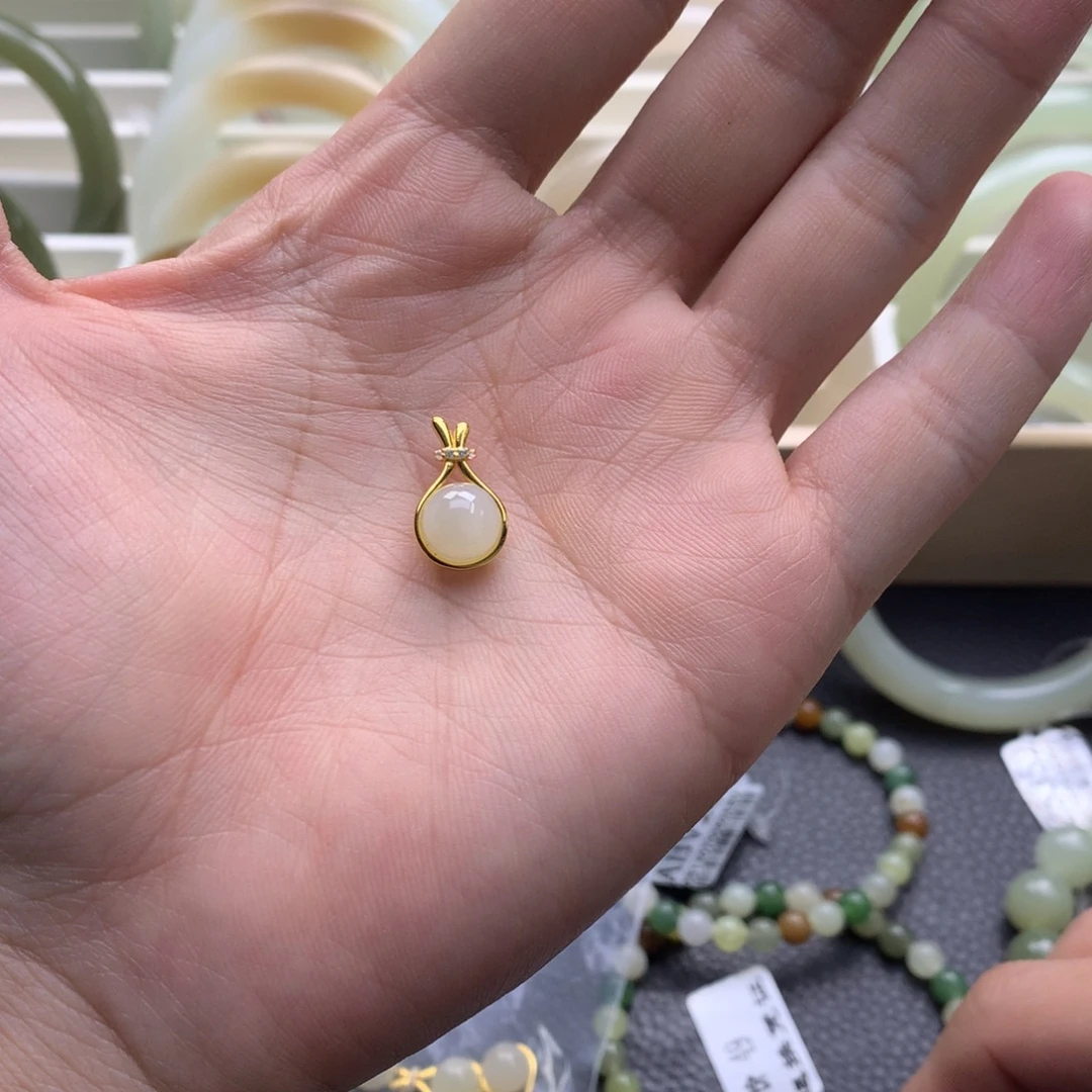 和田玉未镶嵌手镯