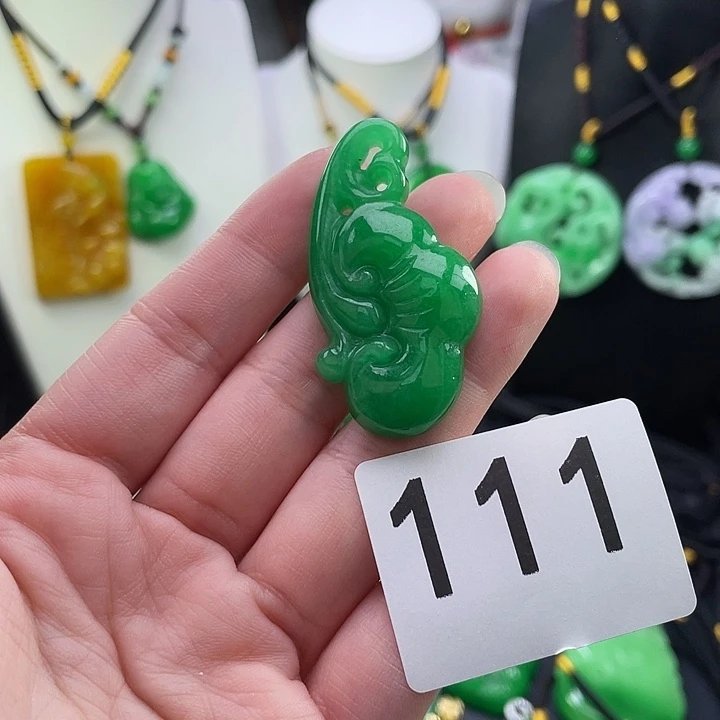翡翠未镶嵌吊坠(赠链)