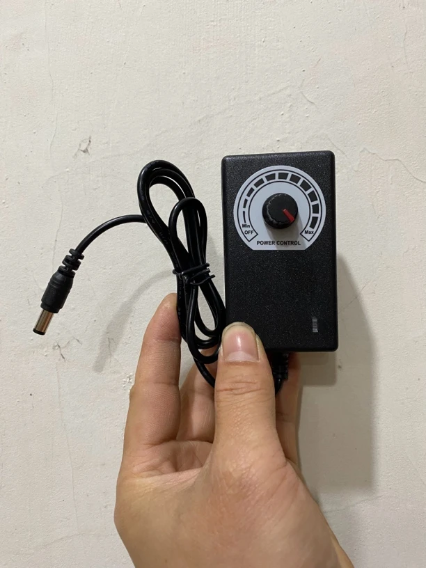 3V-12V可调电源适配器1个