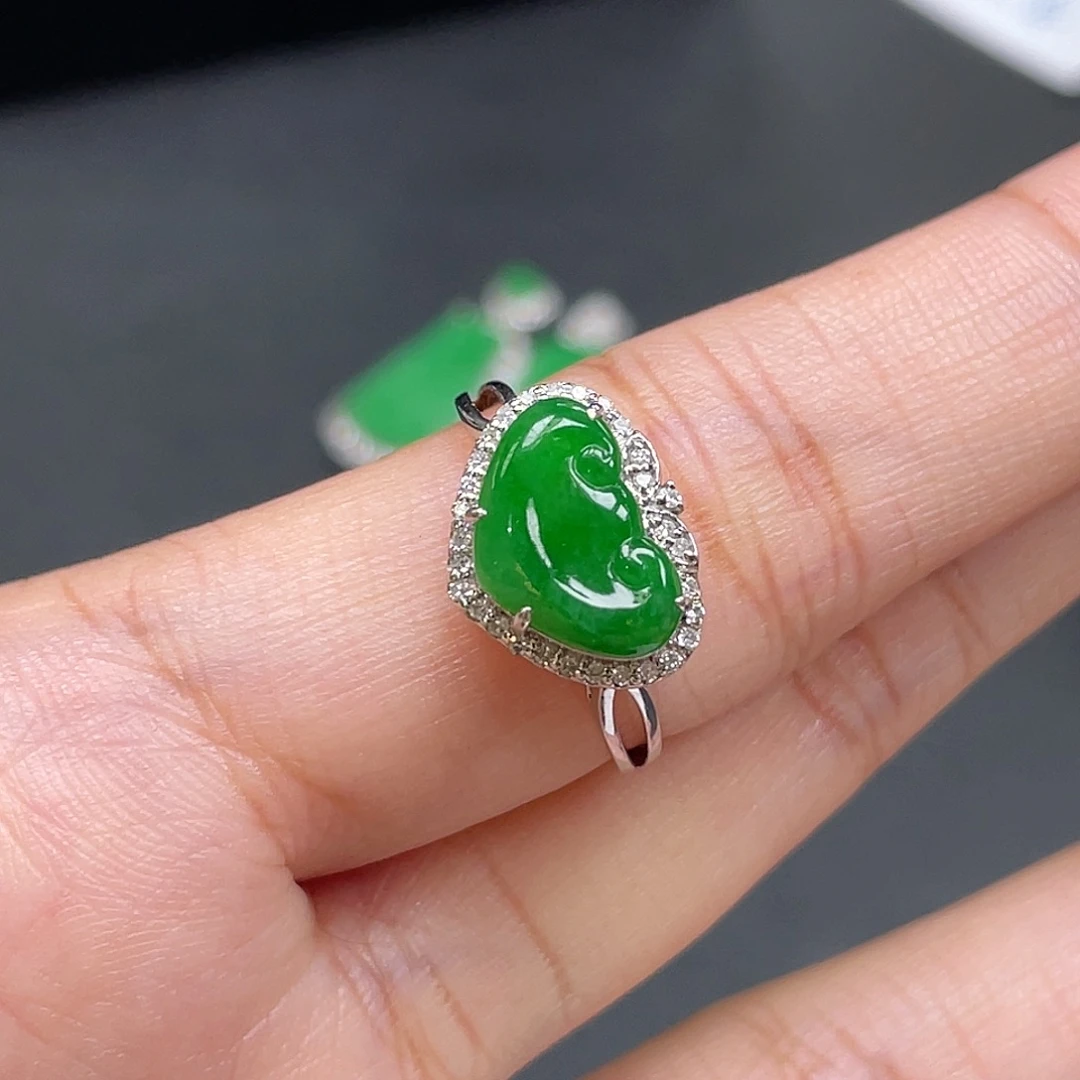 翡翠18K金镶嵌戒指绿如意