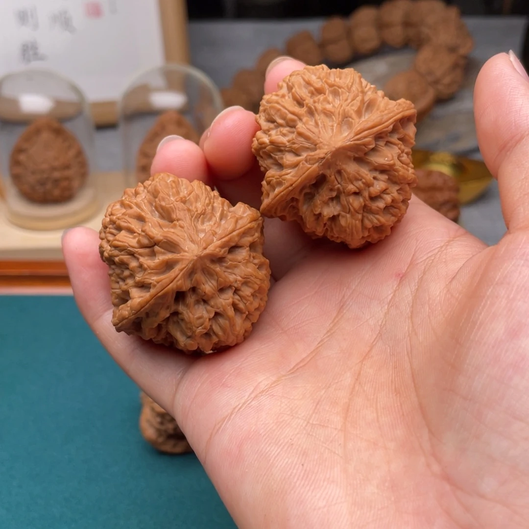 文玩核桃吊坠野牛