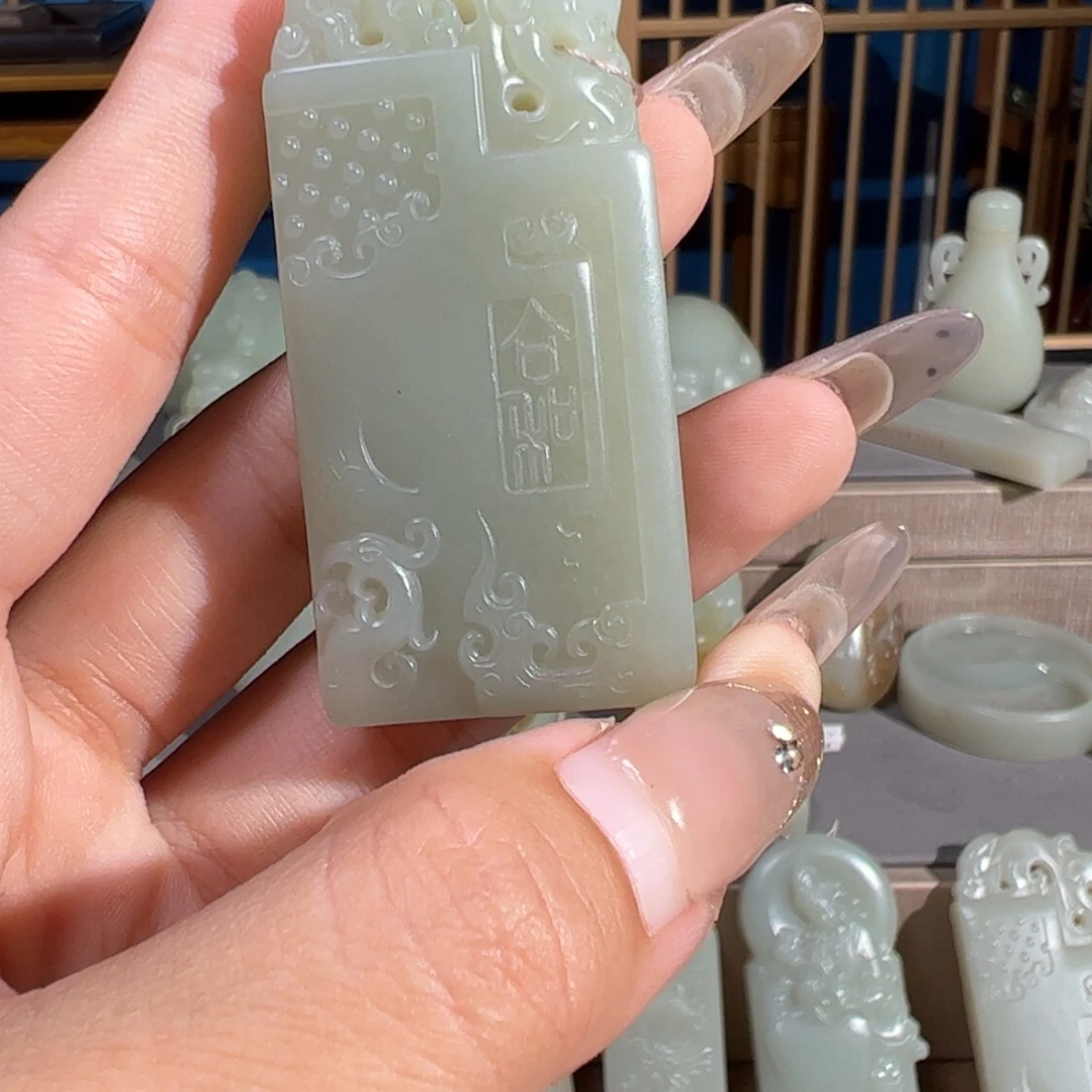 奥****和田玉（糖玉）未镶嵌颈饰