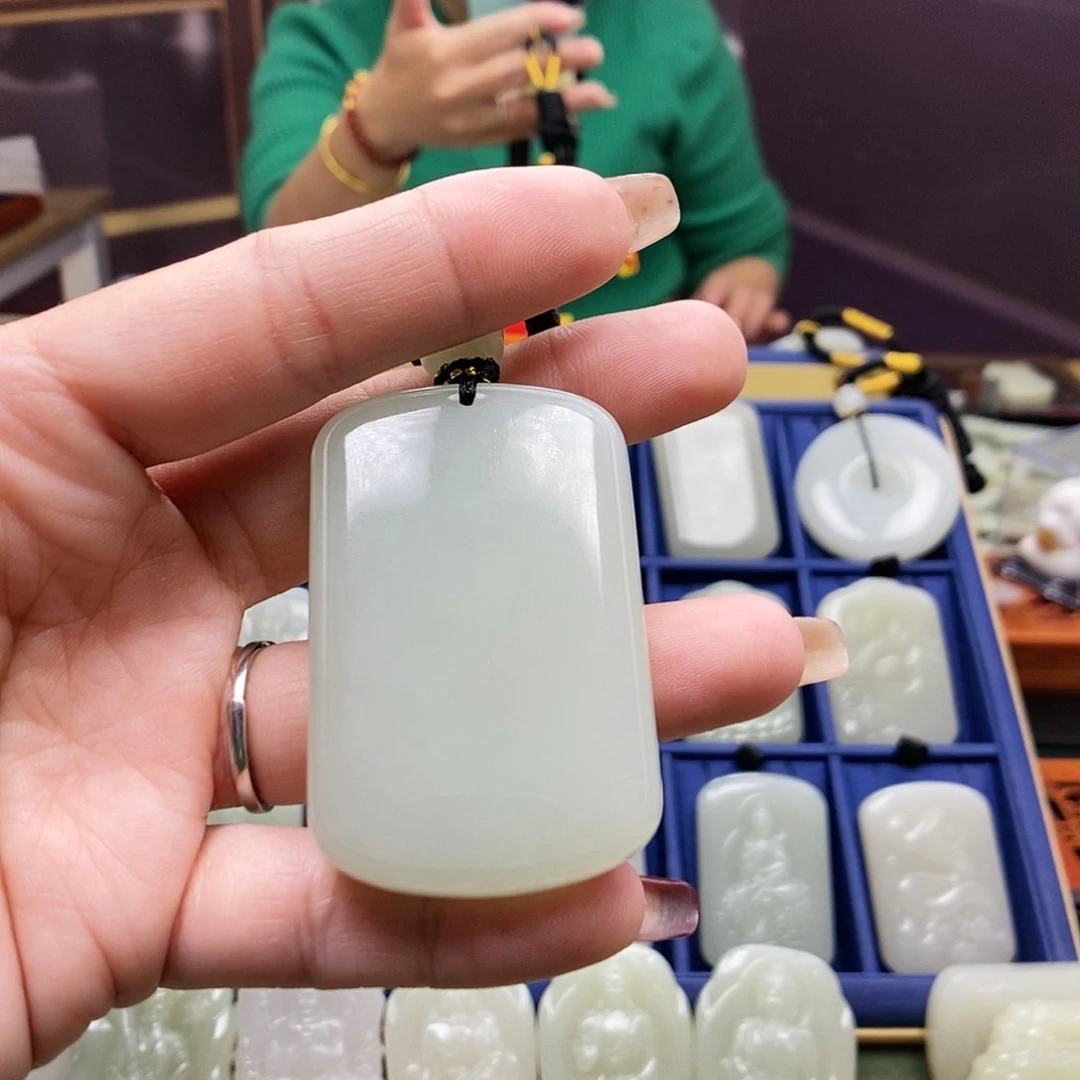 和田玉颈饰未镶嵌山*