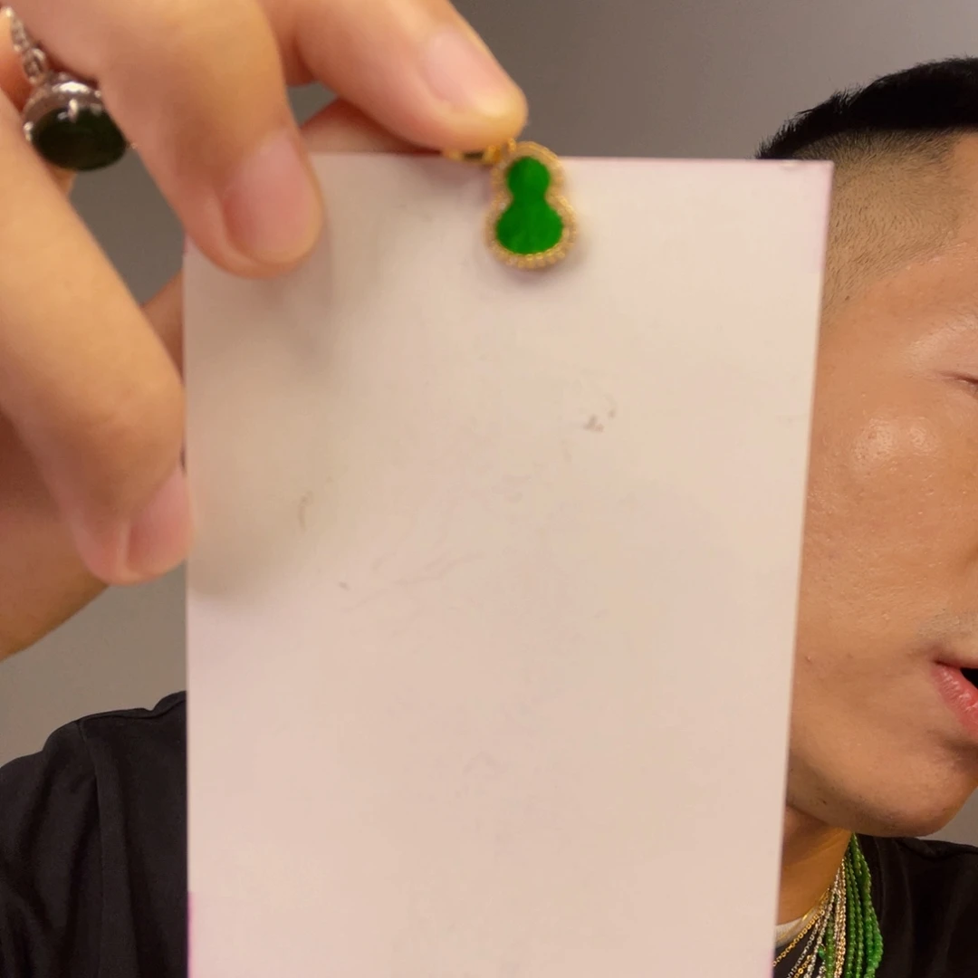 翡翠未镶嵌颈饰一件