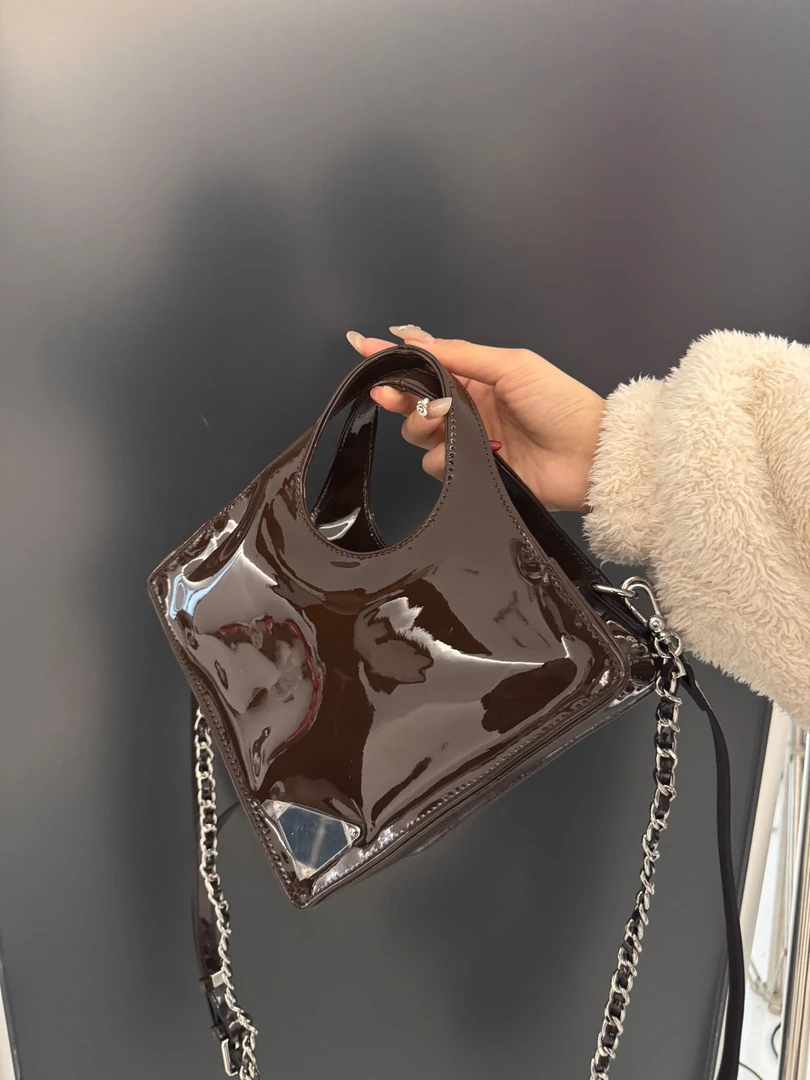 伊然納暄2025蛇年C位“魔方三角”头层牛皮链条三用时髦精新宠包包