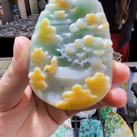 翡翠未镶嵌颈饰一个