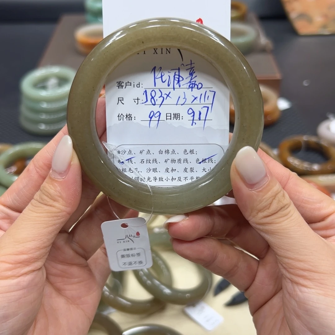 任****未镶嵌手镯石英质玉