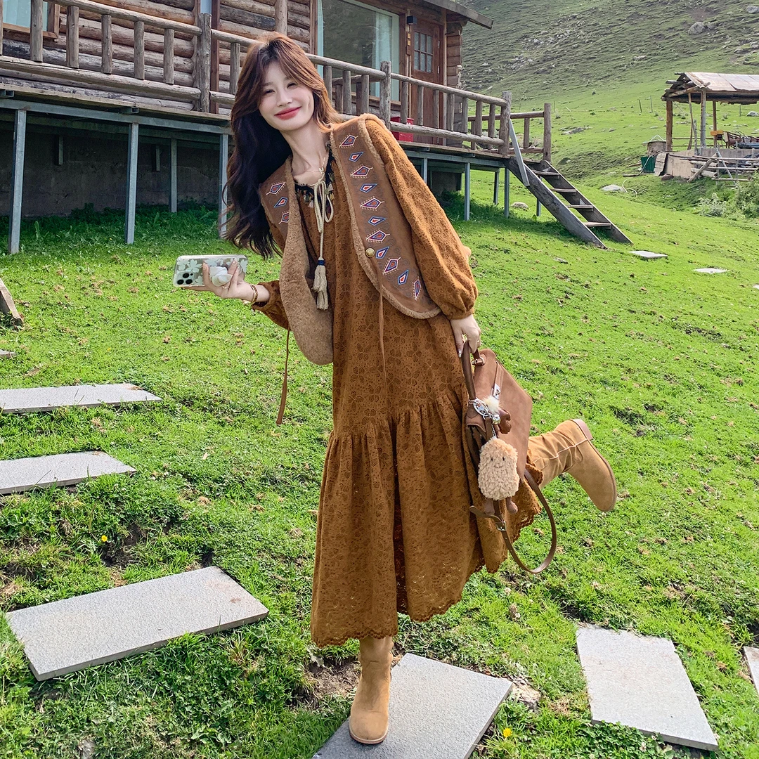 度假风咖色连衣裙套装女2025今年流行爆款毛绒马甲气质长裙两件套