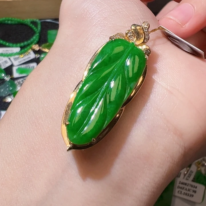 翡翠挂件18K金镶嵌翡翠